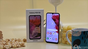 Galaxy M34 5G punya layar Super AMOLED 6,5 inch resolusi 1.080 x 2.340 pixel dan rasio aspek 19.5:9. Refresh rate 120Hz membuat tampilan lebih halus dan responsif. Ada dukungan brightness 1.000 nits dengan Vision Booster membuat layar tetap terlihat jelas meski di bawah sinar Matahari. Layar dilindungi Corning Gorilla Glass 5 dan mendapat sertifikat Eye Care dari SGS karena mampu mengurangi efek buruk dari cahaya biru. Foto: Adi Fida Rahman/detikINET