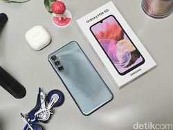 Menggenggam Samsung Galaxy M34, HP Baterai Besar Rp 4 Jutaan