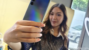 Kamera depan Samsung Galaxy M34 5G beresolusi 13MP dengan aperture f/2.2. Kamera ini bisa mengambil foto selfie dengan detail yang baik, serta mendukung fitur HDR dan video 1080p@30fps. Foto: Adi Fida Rahman/detikINET