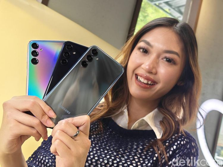 Menggenggam Samsung Galaxy M34, HP Baterai Besar Rp 4 Jutaan