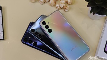 Galaxy M34 5G disokong chipset Exynos 1280 yang dibuat dengan proses 5 nm. Chipset ini memiliki CPU octa-core yang terdiri dari dua core Cortex-A78 berkecepatan 2.4 GHz dan enam core Cortex-A55 berkecepatan 2.0 GHz. Chipset ini juga memiliki GPU Mali-G68 yang bisa menghandle grafis dengan baik. Chipset ini mendukung konektivitas 5G untuk internet yang lebih cepat dan stabil. Foto: Adi Fida Rahman/detikINET
