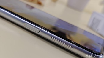 Samsung memberikan sensor sidik jari yang menyatu dengan tombol power. Foto: Adi Fida Rahman/detikINET
