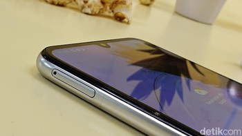 HP ini mendukung dual SIM Nano dan NFC. Foto: Adi Fida Rahman/detikINET