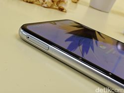 Menggenggam Samsung Galaxy M34, HP Baterai Besar Rp 4 Jutaan