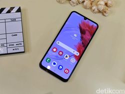 Menggenggam Samsung Galaxy M34, HP Baterai Besar Rp 4 Jutaan