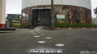 Selain itu, ada pula kandang aviary yang menampung berbagai jenis burung. Di tempat ini, wisatawan bisa memasuki kandang sehingga bisa berinteraksi seperti berfoto bersama dengan burung-burung yang unik.  