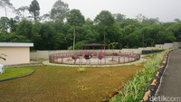 Kepala Desa Serang Sugito mengatakan, Dlas Zoo juga merupakan salah satu wahana yang didanai oleh BRI melalui program Corporate Social Responsibility (CSR) senilai Rp 500 juta. Adapun dana tersebut digunakan untuk pembuatan kandang.  