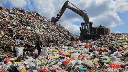 Situasi di TPA Sente di Desa Pikat, Kecamatan Dawan, Klungkung dalam kondisi overload, Selasa (7/11/2023).