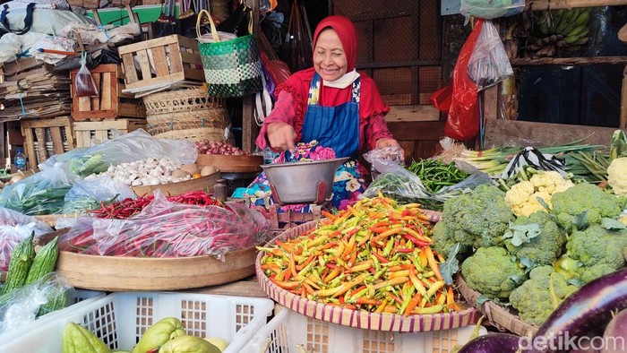 Pedagang Pasar Peterongan Semarang, Siti Munawaroh (55), saat berjulan di lapaknya, Selasa (7/11/2023).