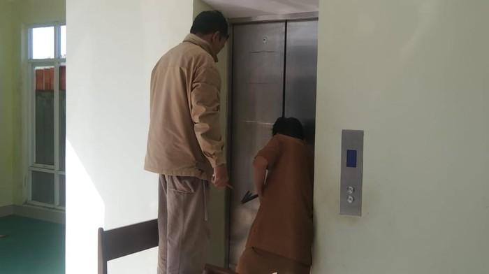 Honorer Dinkes Sinjai terjebak di lift kantor.