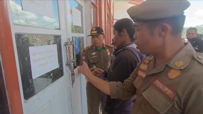 Honorer Satpol PP dan Damkar Mamasa menggelar demo menuntut gaji.