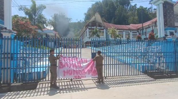 Honorer Satpol PP dan Damkar Mamasa menggelar demo menuntut gaji.