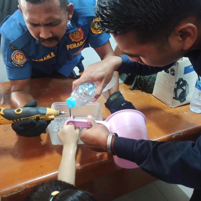 Jari gadis kecil menyangkut di lubang gayung, Damkar Kabupaten Bogor menolong. (Dok Istimewa)