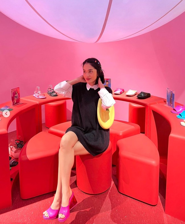 Pada keterangan di unggahan terbarunya itu Ardhito juga menjawab pertanyaan netizen yang menanyakan mengapa dirinya sudah tak pernah mengunggah potret putri kecilnya. Orang-orang selalu bertanya kepadaku tentang putriku; Kenapa nggak pernah di-post lagi? Nah, saya pikir ini keputusan kami berdua untuk tidak menampilkan foto putri kami yang cantik Asmara ke media sosial lagi, terang Ardhito. Foto: Instagram/@jeannetasfdl