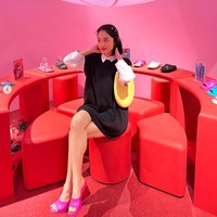 Pada keterangan di unggahan terbarunya itu Ardhito juga menjawab pertanyaan netizen yang menanyakan mengapa dirinya sudah tak pernah mengunggah potret putri kecilnya. Orang-orang selalu bertanya kepadaku tentang putriku; Kenapa nggak pernah di-post lagi? Nah, saya pikir ini keputusan kami berdua untuk tidak menampilkan foto putri kami yang cantik Asmara ke media sosial lagi, terang Ardhito. Foto: Instagram/@jeannetasfdl