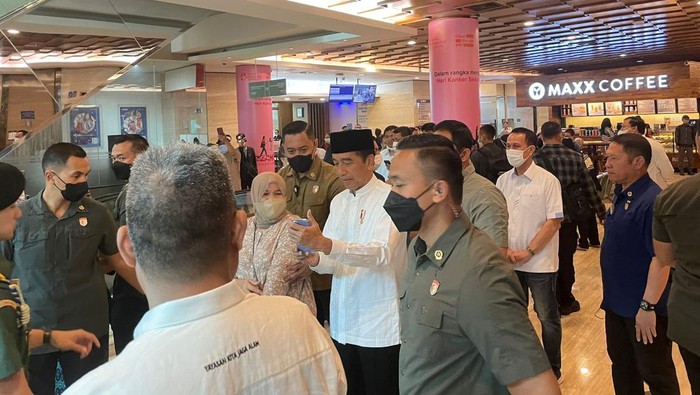 Jokowi membesuk Doni Monardo