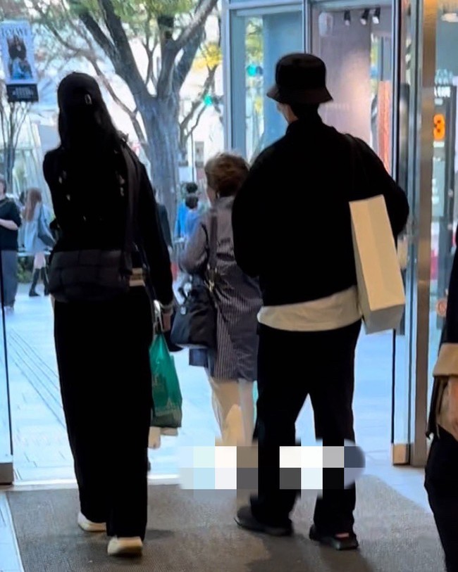 Dalam foto yang beredar di media sosial pada Sabtu (4/11/2023), Choi Woo Shik dan Ju Hee Jung terlihat kompak memakai busana serba hitam selama shopping. Foto: dok. Instagram @jujujuheejung