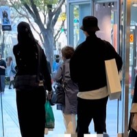 Dalam foto yang beredar di media sosial pada Sabtu (4/11/2023), Choi Woo Shik dan Ju Hee Jung terlihat kompak memakai busana serba hitam selama shopping. Foto: dok. Instagram @jujujuheejung