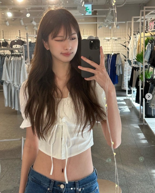 Tak hanya itu, Ju Hee Jung akrab dengan personel grup BLACKPINK, Jennie dan YouTuber xooos. Ketiga wanita sama-sama digosipkan berpacaran dengan aktor tampan yang tergabung dalam geng Wooga Squad. Foto: dok. Instagram @jujujuheejung