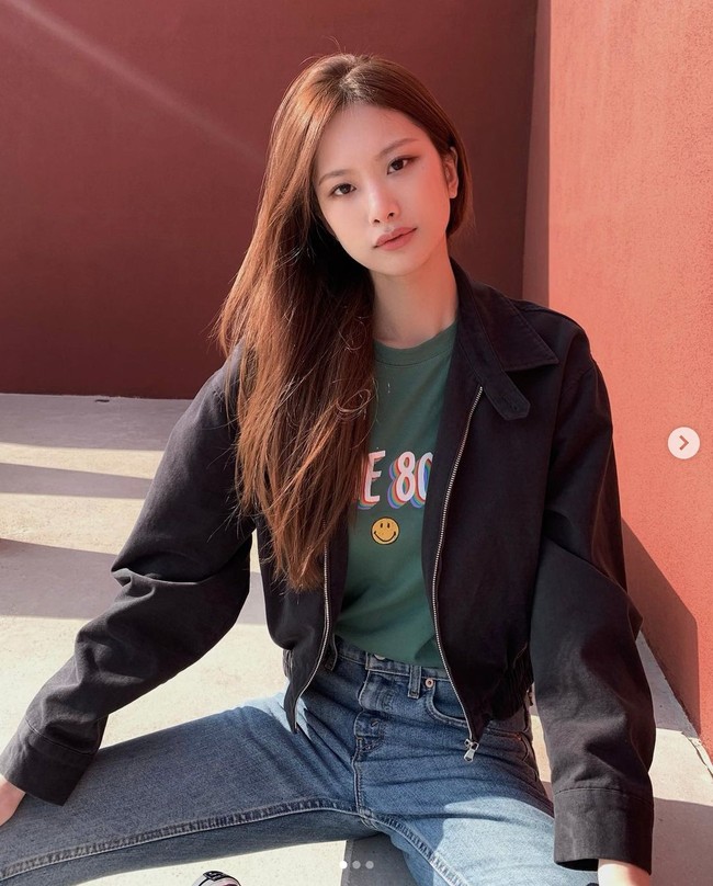 Kini beredar pula rumor bahwa Ju Hee Jung sebenarnya berpacaran dengan anggota geng Wooga Squad lain, Park Hyung Sik. Pria di foto yang viral bukan Choi Woo Shik melainkan Park Hyung Shik, yang datang ke fanmeeting sahabatnya di Jepang. Foto: dok. Instagram @jujujuheejung