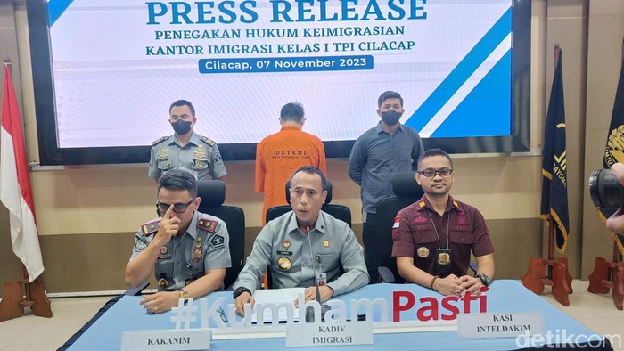 Kadiv Imigrasi Pemprov Jateng, Is Edy Ekoputranto memberikan keterangan ke wartawan saat konferensi pers terkait pemalsuan identitas WNA China di Kantor Imigrasi Kelas I Cilacap, Selasa (7/11/2023).