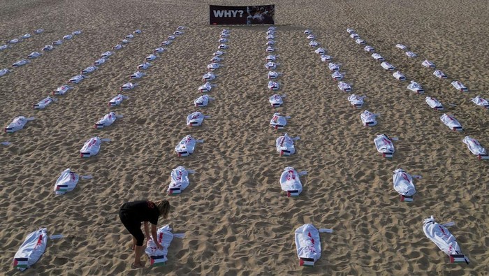 One hundred and twenty shrouds placed by members of Rio da Paz NGO, on the beach honour Palestinian children killed in the ongoing Israel-Hamas conflict, during a pro-Palestinian demonstration in Rio de Janeiro, Brazil, November 3, 2023. REUTERS/Ian Cheibub     TPX IMAGES OF THE DAY