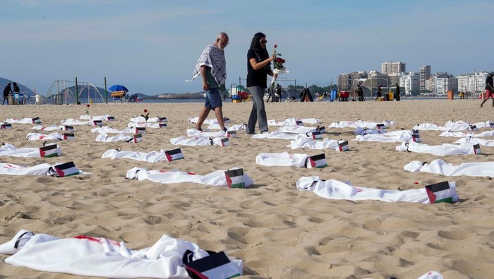 Kain Kafan Berjejer di Pantai Brasil, Hormati Anak-anak Korban Perang One hundred and twenty shrouds placed by members of Rio da Paz NGO, on the beach honour Palestinian children killed in the ongoing Israel-Hamas conflict, during a pro-Palestinian demonstration in Rio de Janeiro, Brazil, November 3, 2023. REUTERS/Ian Cheibub TPX IMAGES OF THE DAY