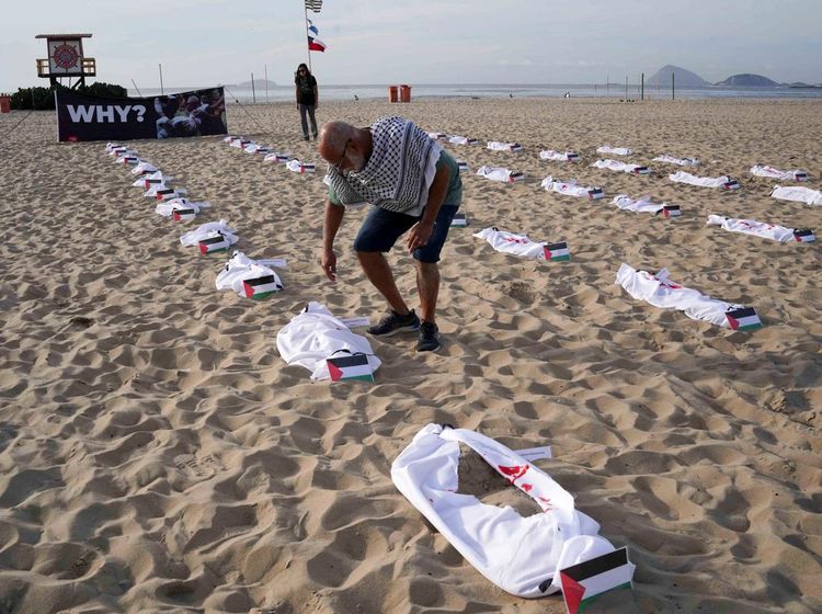 Kain Kafan Berjejer di Pantai Brasil, Hormati Anak-anak Korban Perang