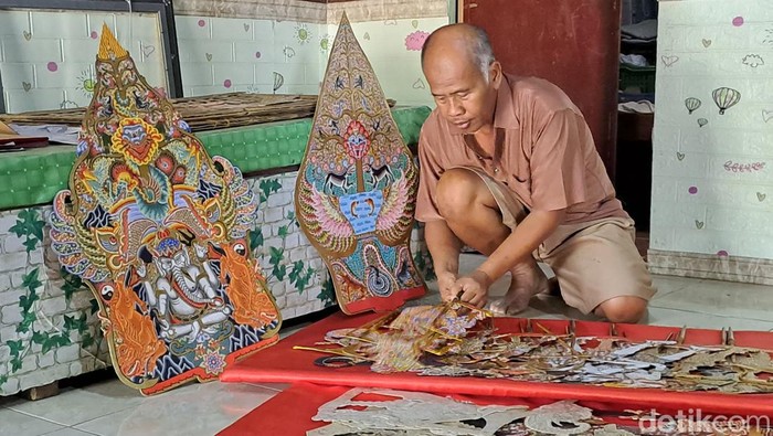 Sutar, salah seorang perajin wayang di Kampung Wayang Desa Kepuhsari Kecamatan Manyaran Wonogiri, saat ditemui Selasa (7/11/2023).