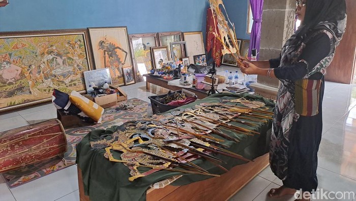 Aktivitas di Kampung Wayang Desa Kepuhsari Kecamatan Manyaran Wonogiri, Selasa (7/11/2023).