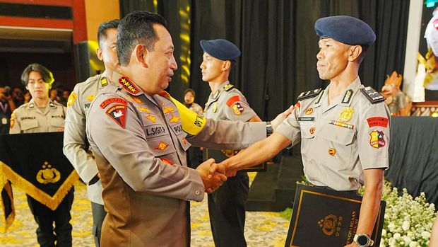 Kapolri Jenderal Listyo Sigit Prabowo memberi penghargaan kepada 35 anggota Operasi Damai Cartenz. (dok Ist)