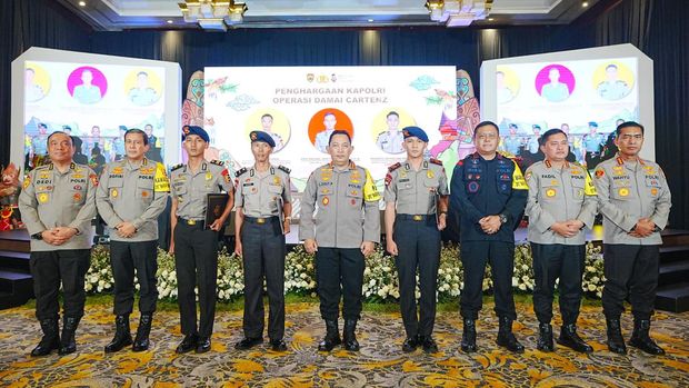 Kapolri Jenderal Listyo Sigit Prabowo memberi penghargaan kepada 35 anggota Operasi Damai Cartenz. (dok Ist)