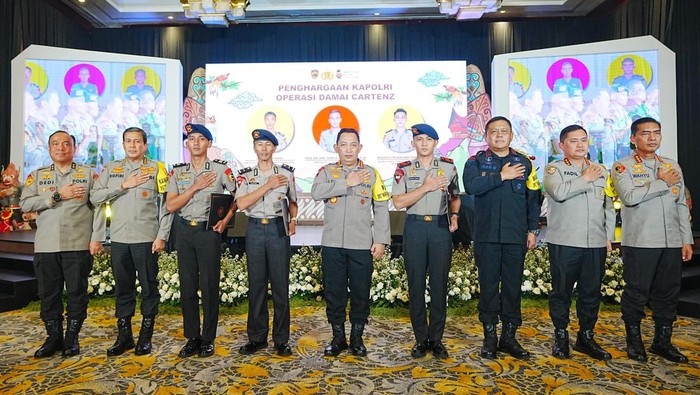 Kapolri Jenderal Listyo Sigit Prabowo memberi penghargaan kepada 35 anggota Operasi Damai Cartenz. (dok Ist)