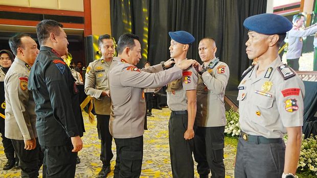 Kapolri Jenderal Listyo Sigit Prabowo memberi penghargaan kepada 35 anggota Operasi Damai Cartenz. (dok Ist)
