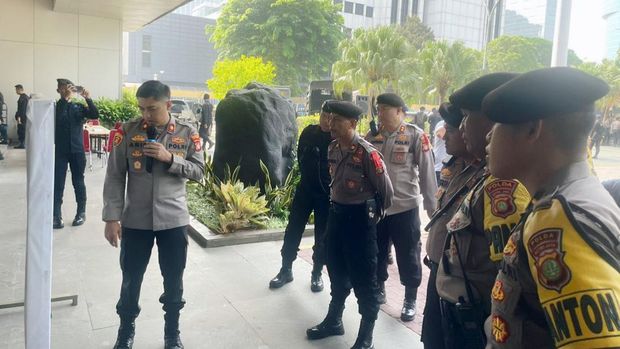 Kapolsek Setiabudi Kompol Arif Oktora memberikan pengarahan kepada personel yang mengamankan unjuk rasa di Kemnaker