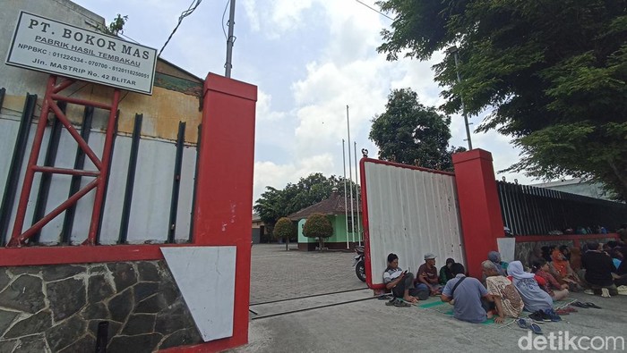 Karyawan pabrik rokok yang pailit di Blitar tagih uang pesangon.