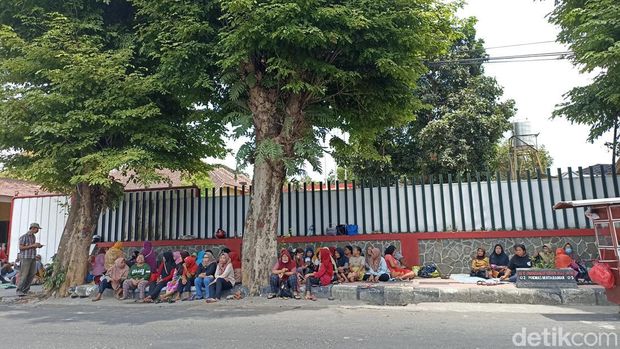 Karyawan pabrik rokok yang pailit di Blitar tagih uang pesangon.
