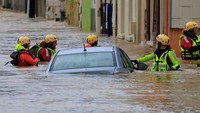 Sebuah mobil terendam banjir di Saint-Etienne-au-Mont, Prancis, 7 November 2023. 