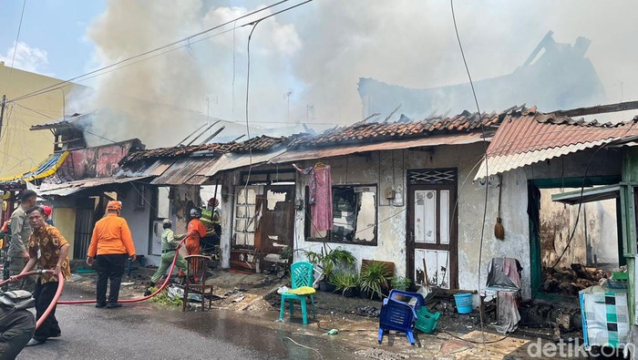 Kebakaran di Sudiroprajan, Jebres, Solo, Selasa (7/11/2023).