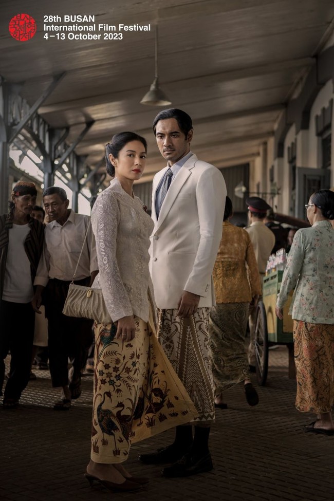 Karakter Dian Sastrowardoyo tak selalu gelap. Ia juga mengenakan kebaya putih yang lebih cerah dan romantis. Masih dengan siluet janggan, kali ini Jeng Yah dewasa penambahan bros mawar. Foto: Dok. Netflix