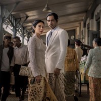 Karakter Dian Sastrowardoyo tak selalu gelap. Ia juga mengenakan kebaya putih yang lebih cerah dan romantis. Masih dengan siluet janggan, kali ini Jeng Yah dewasa penambahan bros mawar. Foto: Dok. Netflix