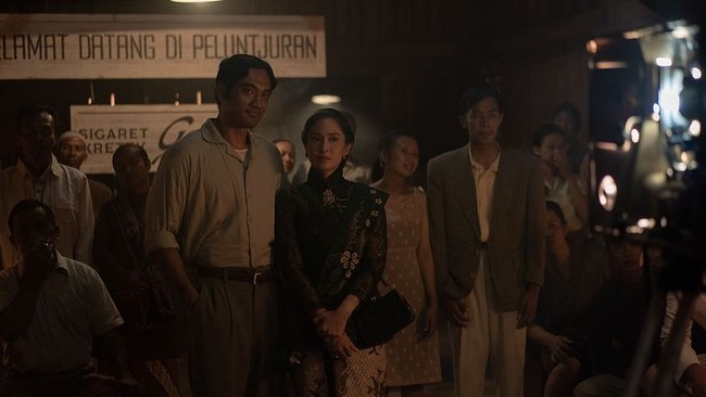 Kebaya janggan lebih sering ditampilkan dengan warna hitam sehingga membuat pemakainya semakin terlihat elegan, klasik dan dewasa. Selain itu, kebaya ini memiliki ciri khas kerah tinggi bak cheongsam dan kancing menyamping. Foto: Dok. Netflix