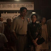 Kebaya janggan lebih sering ditampilkan dengan warna hitam sehingga membuat pemakainya semakin terlihat elegan, klasik dan dewasa. Selain itu, kebaya ini memiliki ciri khas kerah tinggi bak cheongsam dan kancing menyamping. Foto: Dok. Netflix