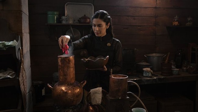 Serial Gadis Kretek yang dibintangi Dian Sastrowardoyo sebagai Dasiyah atau Jeng Yah sedang ramai diperbincangkan. Penampilan Dian yang selalu berkebaya juga ikut jadi sorotan. Foto: Dok. Netflix