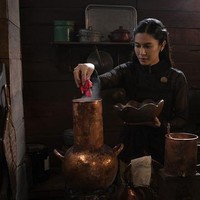 Serial Gadis Kretek yang dibintangi Dian Sastrowardoyo sebagai Dasiyah atau Jeng Yah sedang ramai diperbincangkan. Penampilan Dian yang selalu berkebaya juga ikut jadi sorotan. Foto: Dok. Netflix