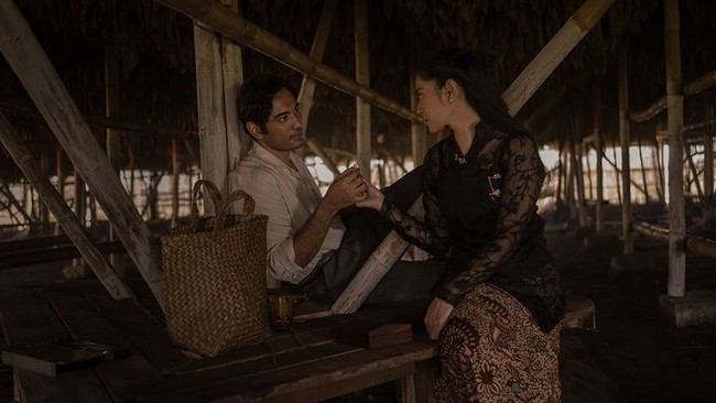 Kebaya yang digunakan Jeng Yah tak jarang mengikuti suasana hati atau momen dalam hidupnya. Dalam adegan ini, Darsiyah mengenakan atasan bermaterial brokat bunga yang lebih romantis. Foto: Dok. Netflix