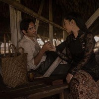 Kebaya yang digunakan Jeng Yah tak jarang mengikuti suasana hati atau momen dalam hidupnya. Dalam adegan ini, Darsiyah mengenakan atasan bermaterial brokat bunga yang lebih romantis. Foto: Dok. Netflix