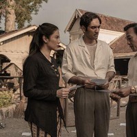 Kebaya janggan mungkin tidak terlalu familiar dibanding model kutu baru, Kartini atau encim. Baju tersebut sering digunakan abdi dalem di Kraton Yogyakarta. Kebaya janggan juga disebut kerap dipakai istri Pangeran Diponegoro, Ratna Ningsih. Foto: Dok. Netflix