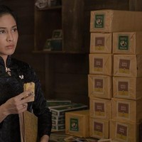 Dalam Gratis Kretek, Jeng Yah sering kali memakai kebaya janggan hitam yang dipadukan aksesori emas. Menurut penata busananya, Hagai Pakan, model kebaya Jeng Yah sebenarnya merupakan gabungan beberapa gaya. Pemilihan kebaya sangat spesifik, gabungan surjan, kebaya janggan, dan kebaya klasik merupakan simbol kompleksitas jiwa, Foto: Dok. Netflix