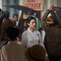 Karakter Dian Sastrowardoyo tak selalu gelap. Masih dengan siluet janggan, kali ini Jeng Yah dewasa mengenakan kebaya putih yang lebih cerah untuk menandakan babak baru dalam hidupnya. Foto: Instagram Hagai Pakan